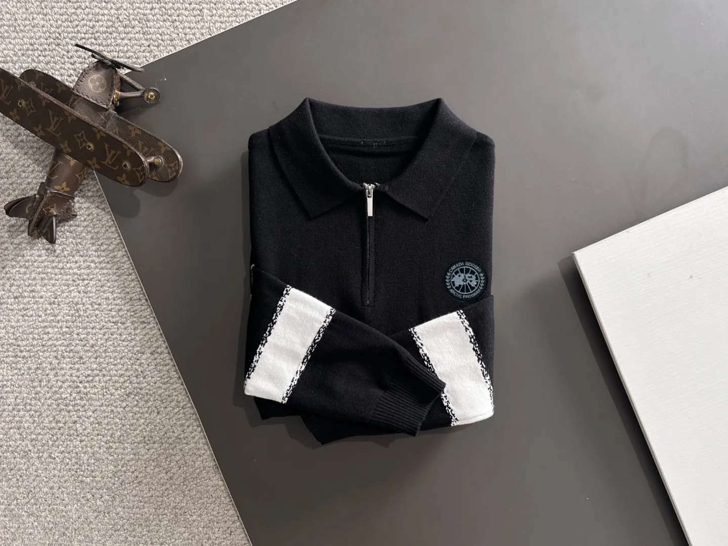 Next day shipping P360 Big Goose 2025 official website latest autumn and winter sweaters, popular models are on sale at the same time at the counter! Specially made of wool blended fabric. It feels comfortable and can be directly in contact with the skin. The logo badge is exquisitely embroidered, which is extremely eye-catching! The details highlight the fashionable charm of big brands. Exquisite workmanship. Three-dimensional cutting style. The wearing effect is invincible and handsome! All three standards are complete! Size: M-3XL